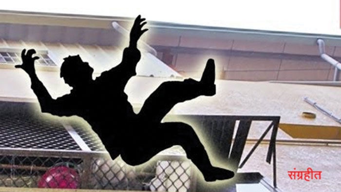 roof worker falls down_pa
