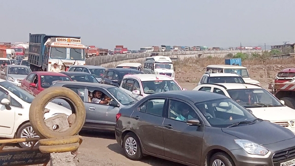 ,मुंबई गोवा राष्ट्रीय महामार्गावर ठिकठिकाणी तासनतास वाहतूक कोंडी झाल्याने प्रवाशी , वाहनचालक त्रस्त झाल्याचे दिसून आले