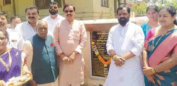 खा.तटकरे, ना.गोगावले यांच्यात दिलजमाई? तोंड बघणे टाळत होते, पहिल्यांदाच आले एका व्यासपीठावर!